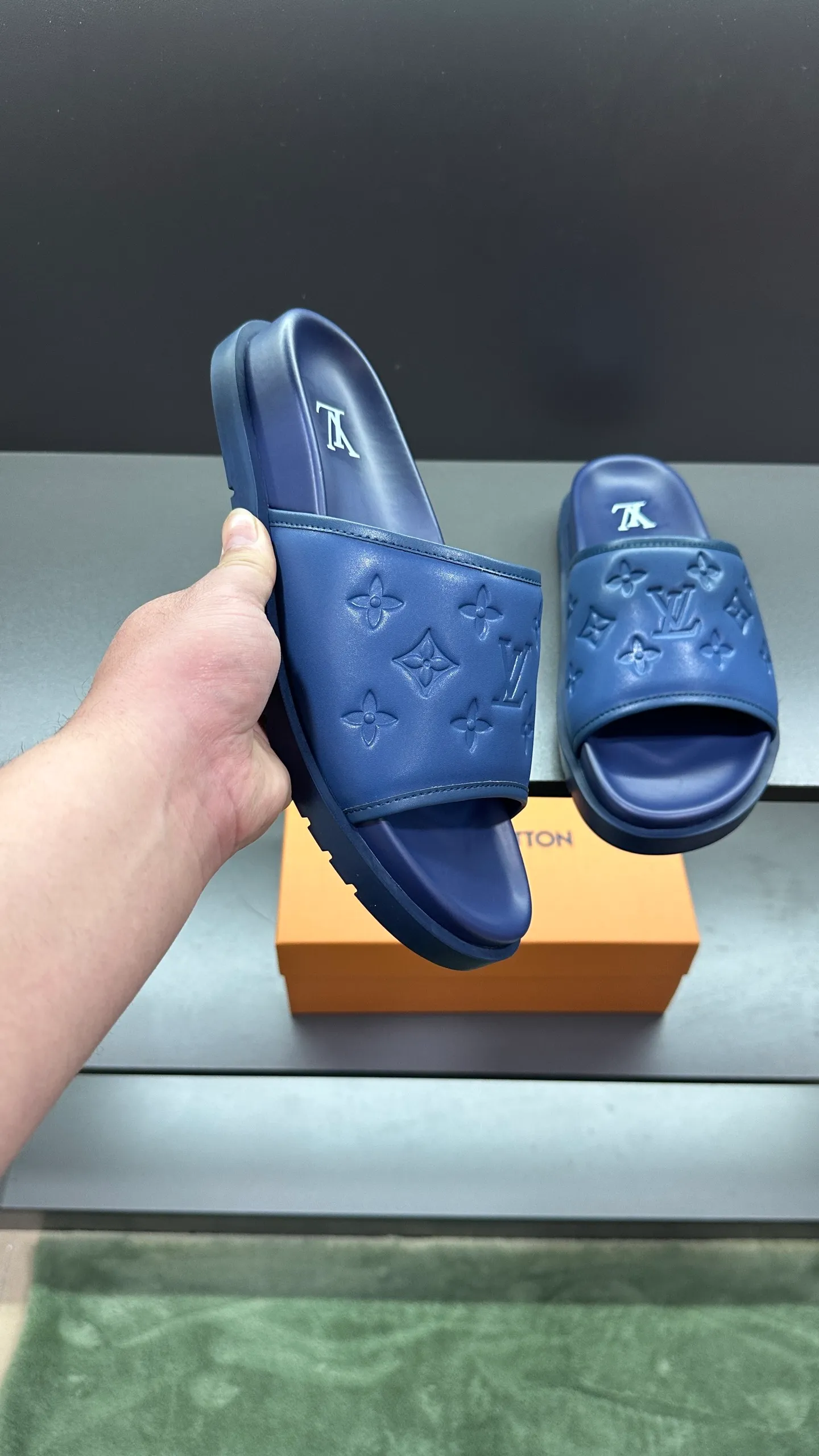 [L Home] P: 300💰Size: 38-45 Top purchasing lv men's summer slippers, classic presbyopia with soft real leather lining, unique color splicing effect, distinctive personality, fashionable and trendy essential style, light and comfortable. Lightweight and tough rubber insole, micro ridged foam outsole, super comfortable!